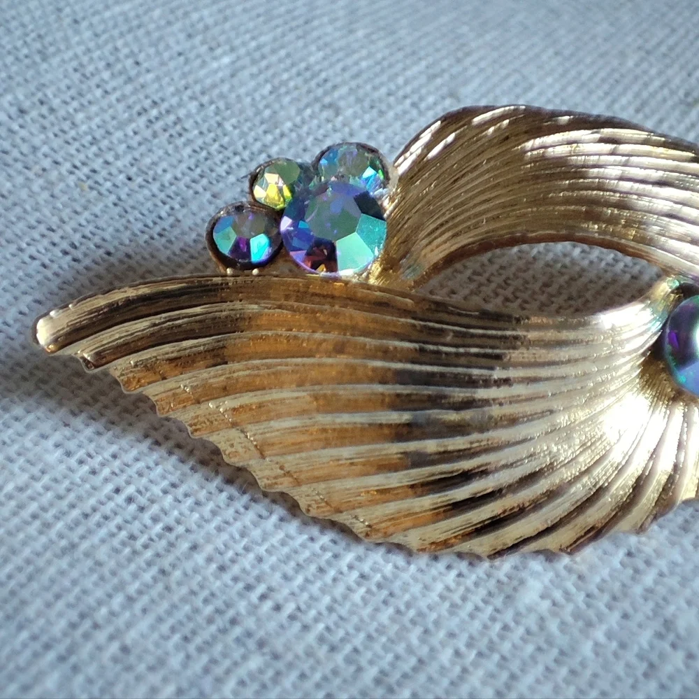 Vintage Light Blue Clear Aurora Borealis Gold Tone Rhodium Unsigned Brooch 1950s